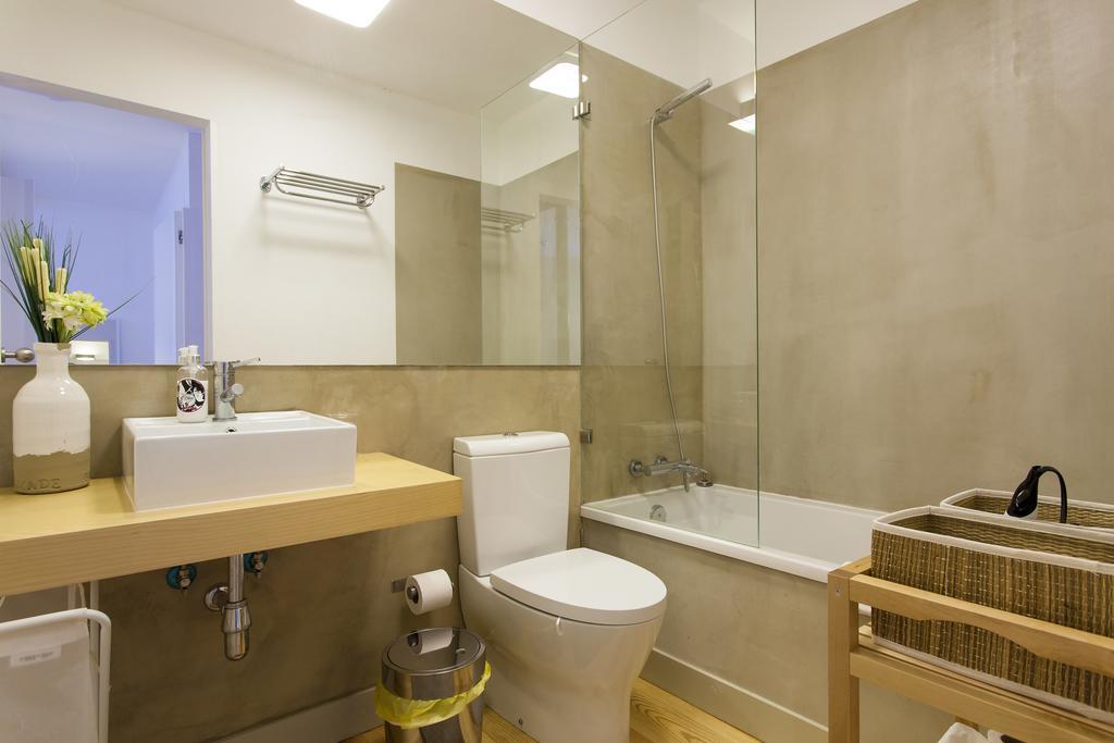 Joivy Cosy 1-Bed Flat With Workspace In Santa Catarina, Moments From Luis De Camoes Sq Lisboa Стая снимка